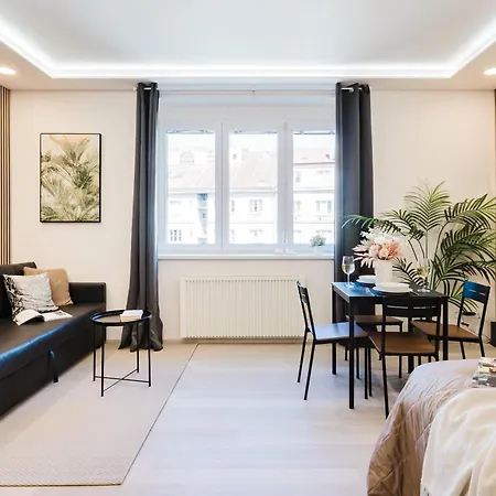 Days - Near Vysehrad With Smart Tv And 250mbs Wifi In Nusle *
